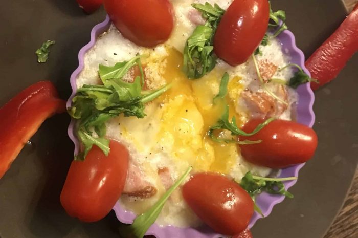 Kolorowe jajka sadzone – wersja z piekarnika